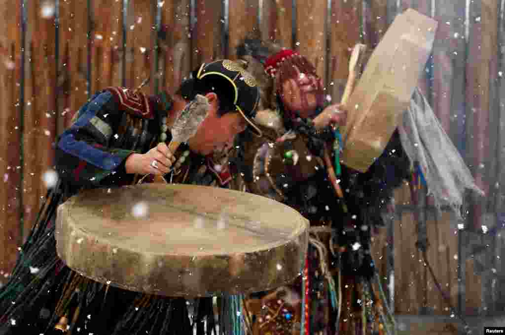 Бубен &ndash; важный шаманский атрибут. Считается, что именно он помагает шаману перенестись в мир духов и обратно. Чем громче и чаще удары, тем быстрее шаман продвигается в загробном мире. Бубен шаманы также называют "конем" На фото &ndash; шаманы общества "Медвежьего духа" проводят ритуал