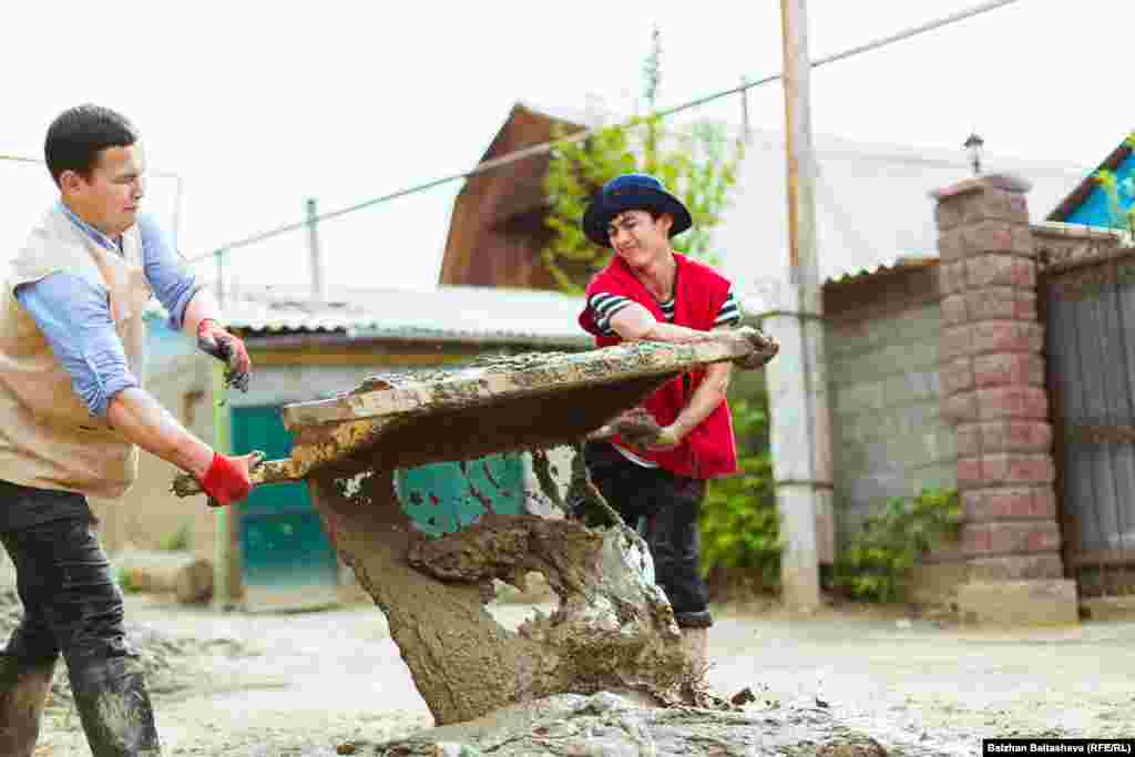 На фото - волонтеры общественного фонда "Шугыла" помагают чиститьдом &nbsp;Любови Александровны