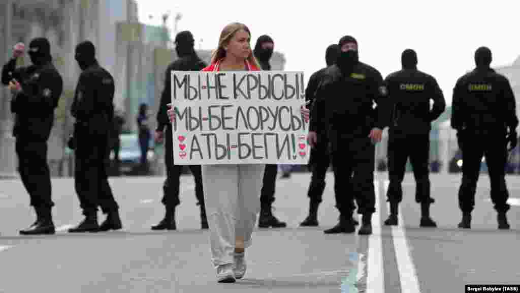 Акцию 30 августа назвали одной из самых дерзких из-за плакатов, которые несли люди, а также кричалок. Участники демонстрации скандировали: "Сколько стоит совесть?", "С днем рождения", "Это наш город", "Крыса &ndash; ты, а мы &ndash; народ". Неделю назад, пролетая над проспектом Победителей на вертолете после того, как участники акции уже разошлись, действующий президент сказал, что они "как крысы разбежались"