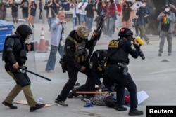 Протесты в Лос-Анджелесе после многочисленных задержаний мигрантов подраздедениями миграционной полиции ICE, июнь 2025