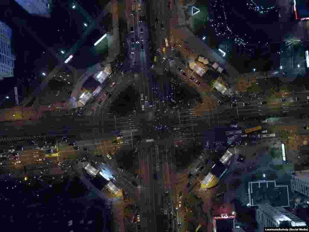 В районе станции метро "Пушкинская" и на проспекте Дзержинского в Минске автомобилисты блокировали дороги, ехали медленно, включив аварийные огни и сигналя протестующим на улицах