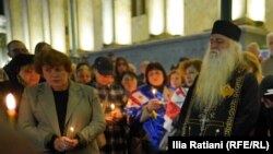 Дороте Курашвили возле здания парламента в Тбилиси