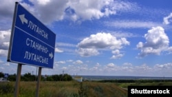 Дорожный указатель в 10 километрах от Луганска, 2014 год
