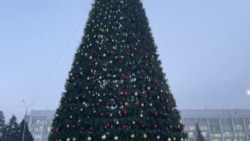 В Казахстане чиновники отправили учителей школ ставить елку на городской площади. Один мужчина разбился и теперь судится с городом