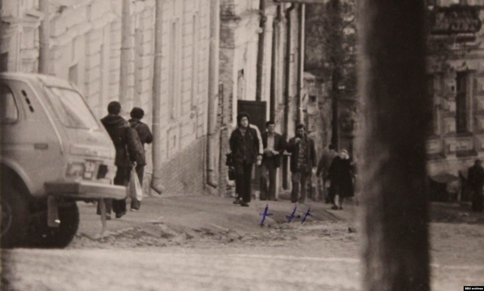  Рудольф Каценбоген со знакомыми. Киев, 1980-1981. Фото КГБ скрытой камерой. На части снимков запечатлен Андреевский спуск