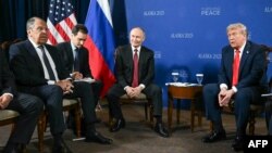 Сергей Лавров, Владимир Путин (с переводчиком) и Дональд Трамп 