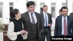 Улугбек Шадманов (крайний справа) с зятем президента Узбекистана Отабеком Умаровым и его супругой Шахнозой Мирзиёевой