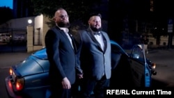 Максим (слева) и Янис (справа) после регистрации партнерства 1 июля 2024 года