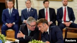 (На переднем плане) премьер-министр Великобритании Кир Стармер и президент Франции Эммануэль Макрон