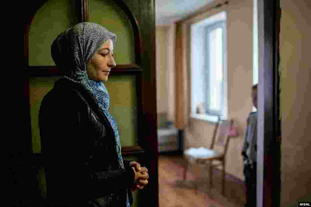 Мириам стоит на кухне в своем доме в Кореизе. Ее мужа, правозащитника Эмир-Усейна Куку, в прошлом году неоднократно арестовывали. Среди предъявленных ему обвинений &ndash; "разжигание ненависти" или "унижение человеческого достоинства"