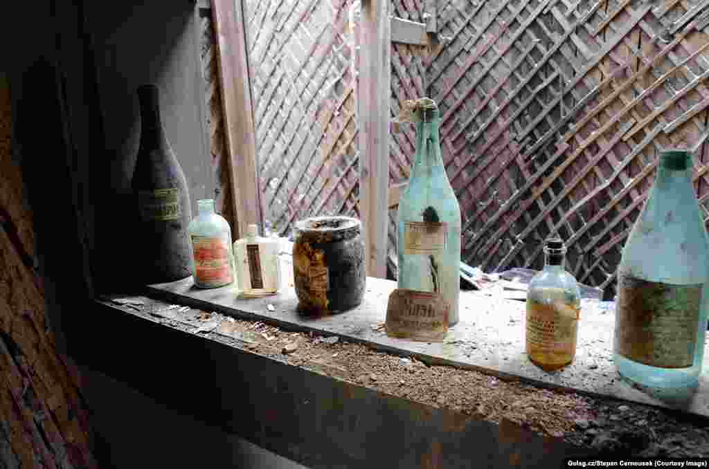 Черноушек рассказал&nbsp;RFE/RL, что эти поездки для него стали своеобразным открытием. "Там были письма заключенных, какие-то бытовые вещи. Это просто невероятно. Я не могу себе представить, чтобы, например, нацистские лагеря в Европе были вот так брошены", &ndash; говорит он