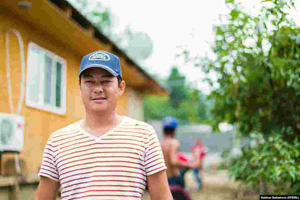 На фото - местный житель Алексей рассказывает, что в ночь, когда сошел сель, он слышал шум воды. Он разбудил беременную жену и двоих детей. "Выйти через дверь мы уже не могли, пришлось лезть через окно", - &nbsp;рассказывает Алексей