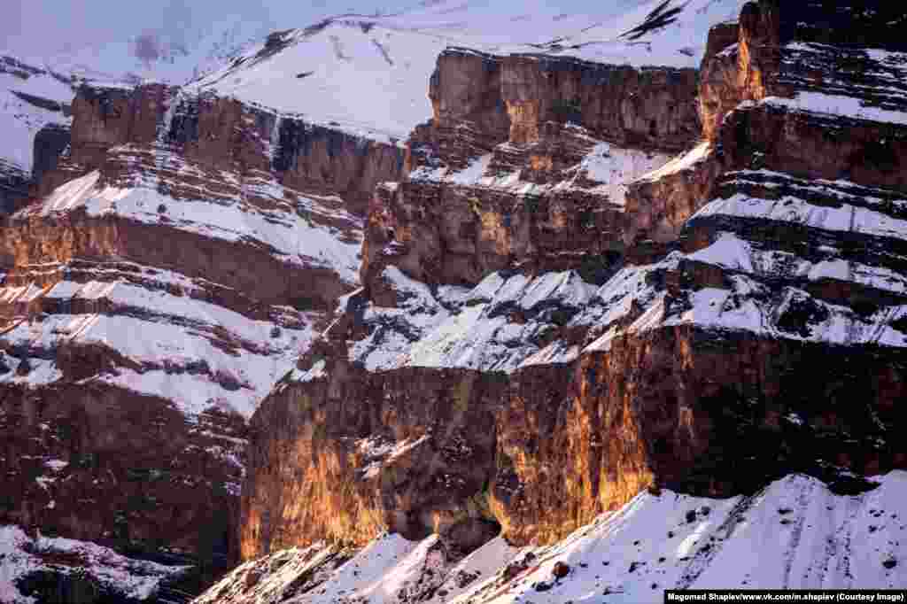 "Потом я узнал о фотографии", &ndash; вспоминает он. Снимать Шапиев обучился сам. Его пейзажи пришлись людям по вкусу &ndash; в социальной сети инстаграм на фотографа подписаны свыше 120 тысяч человк