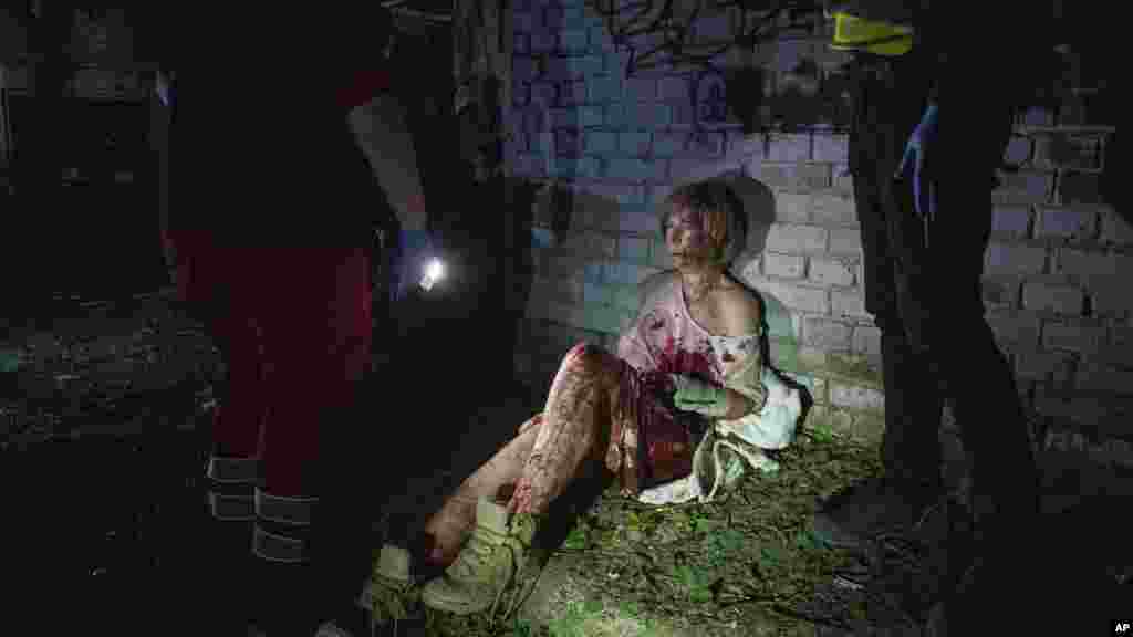 Спасатели приближаются к женщине, пострадавшей в результате нападения 24 апреля