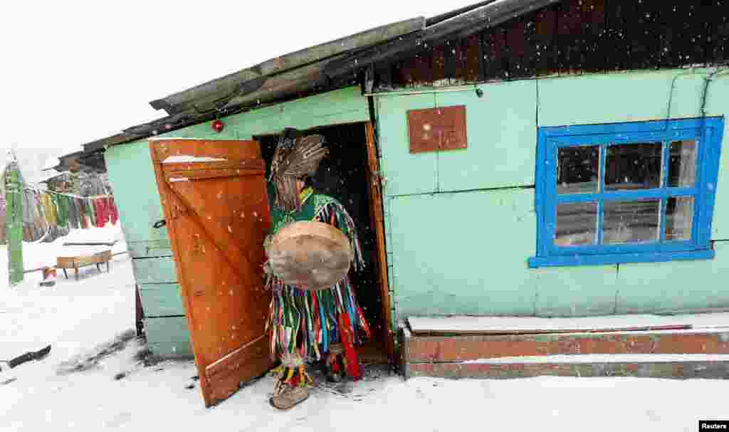 Но шаманский дар также передается внутри рода. Тувинцы верят, что если в роду был шаман, то "кровь его непременно отродится в потомках" На фото &ndash; Дугер Хомушку из общества "Дунгур" готовится к ритуалу по изгнанию злых духов