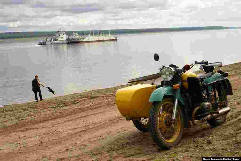 Фото на берегу реки с экспедиции 2009 года "Мы хотели показать людям, что лагеря &ndash; не такое уж и далекое прошлое и что они действительно существовали", &ndash; говорит Черноушек