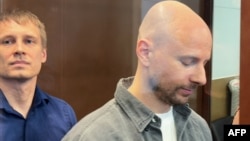 Сергей Карелин (справа)