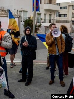 Иван - справа с мегафоном