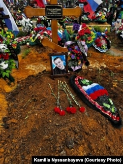 Могила Кирилла Нысанбаева, казахстанца, воевавшего на стороне России и погибшего в Украине. Челябинск, 17 июля 2025 года