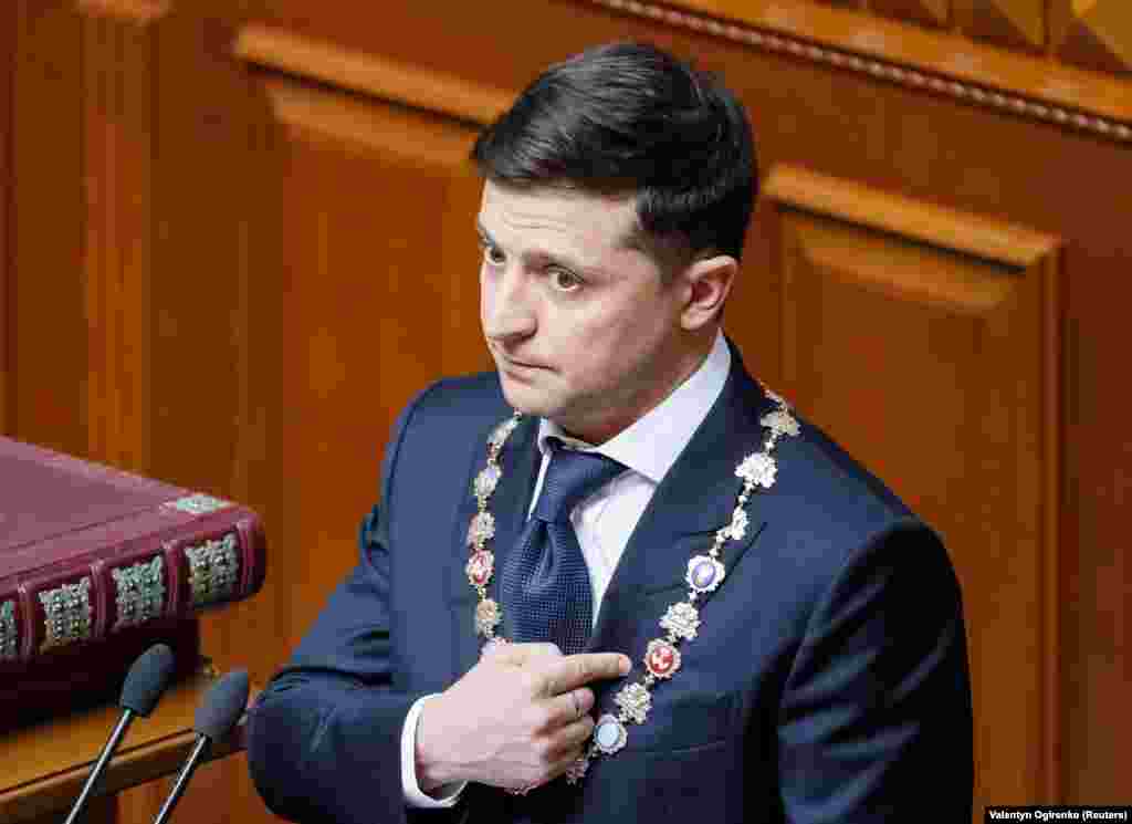 Получил знак президента Украины &ndash; его еще называют колар. Он состоит из медальона-подвески, 6 финифтевых медальонов и 12 декоративных звеньев. Венчает колар ладанка, которая, по преданию, принадлежала гетману Ивану Мазепе. Изготовлен знак президента из белого и желтого золота 585-й пробы и весит почти 400 грамм. Во время инаугурации его надевают президенту на шею. Застежка не предусмотрена, чтобы колар случайно не расстегнулся под собственным весом. На этом фото &ndash; Зеленский говорит "украинец &ndash; это не в паспорте, а в сердце"