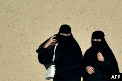 Афганские женщины в парандже идут по дороге в районе Навабад округа Дехдади провинции Балх, 30 июня 2025 года. Фото AFP
