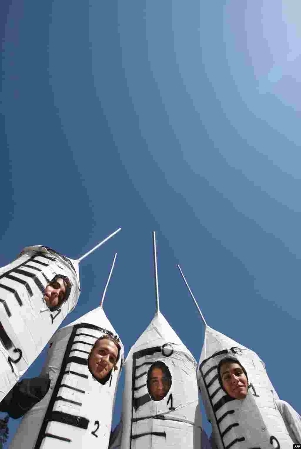 Несмотря на то, что допинговая проблема не вызывает большого ажиотажа в обществе, протесты против использования запрещенных препратов в спорте проходят регулярно На фото &ndash; французские студенты в костюмах шприцов выступают против использования допинга на крупнейших велосоревнованиях "Тур де Франс"