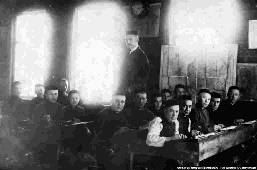 "Я начал изучать историю татар периода конца XIX - начала XX века: в книгах были интересные фотографии. Я считаю этот период одним из самых интересных в нашей истории. Происходил подъем нации, строились мечети, медресе, татары достигали успеха во многих отраслях", &ndash; рассказывает Наиль.&nbsp; На фото &ndash; шакирды медресе (студенты религиозного учебного заведения) деревни Сафаджай (сейчас &ndash; Красная Горка) в Нижегородской области с преподавателем Абдулбяром Хабибуллиным. 1907 год