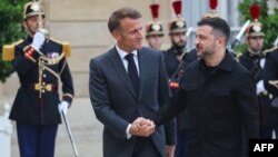 Эммануэль Макрон приветствует Владимира Зеленского в Париже 3 сентября