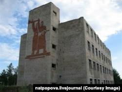 Развалины военной части в Заветах Ильича