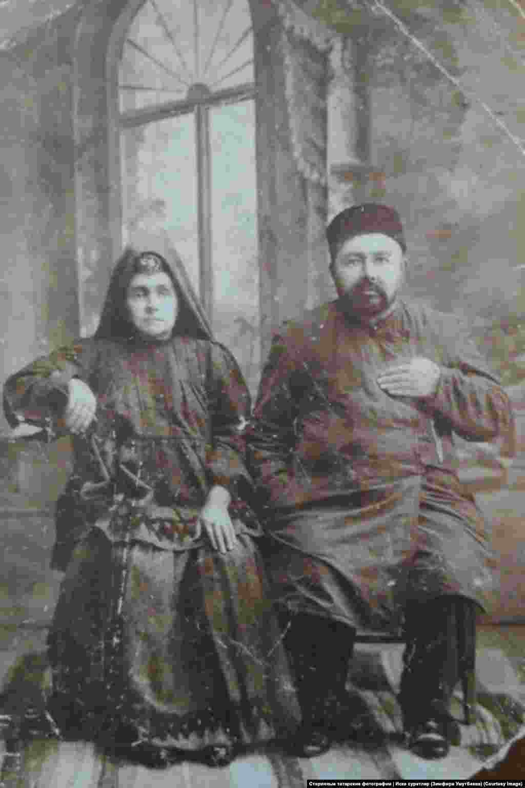 Паблик в соцсети Вконтакте "Старинные татарские фотографии | Иске сурәтләр" Наиль наполнял своими фотографиями. На фото &ndash; семья Бурнаевых. Рубеж XIX &ndash; XX веков в Троицке. Фотография хранится в семье Зимфиры Утумбаевой, но никто из живых родственников не знает, кто именно на ней запечатлен