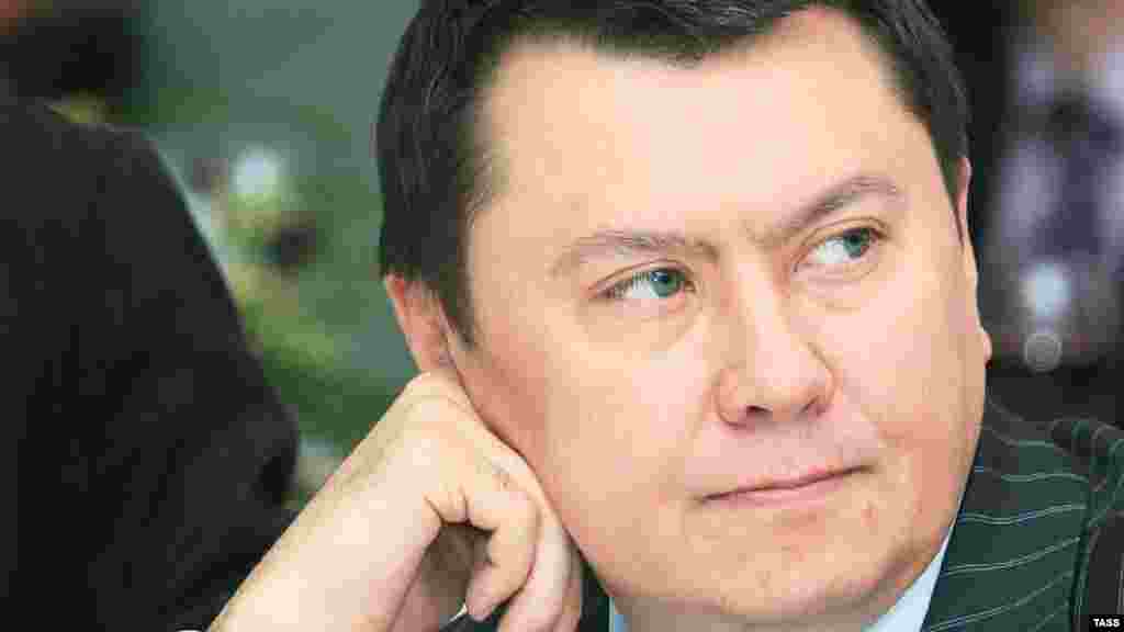 В начале 2000-х Рахат Алиев был одним из самых влиятельных политиков в Казахстане. В 39 лет Алиев, медик по образованию, работавший в налоговой полиции, был назначен на должность заместителя председателя КНБ, позже - на пост заместителя начальника службы охраны президента. В 2002 году он неожиданно для многих покинул силовые структуры и был отправлен в "почетную ссылку" - послом Казахстана в Австрию.&nbsp;