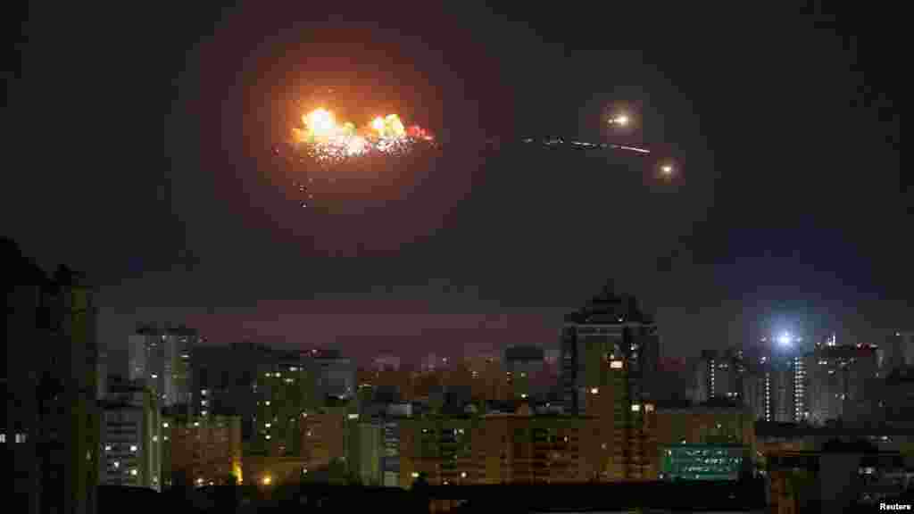 Баллистическая ракета взрывается в небе над городом во время атаки российского беспилотника на Киев.Украинские военные заявили, что в ходе ночной атаки 24 апреля было выпущено более 210 ракет и беспилотников, включая баллистические ракеты и крылатые ракеты, запущенные с тяжелых бомбардировщиков и военных кораблей в Черном море