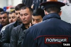 Мигранты в Новосибирске, октябрь 2024 года. Фото ТАСС