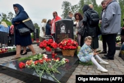 Родственники погибших моряков на траурной церемонии пять лет назад, в августе 2020 года