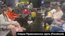 Граждане Украины, которых российские пограничники часами заставляют ждать "фильтрации" в аэропорту при въезде в Россию